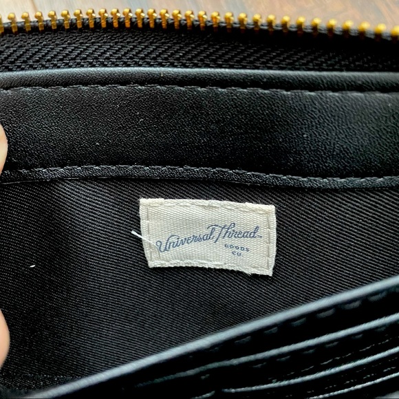 Universal Threads Wristlet - Picture 4 of 4